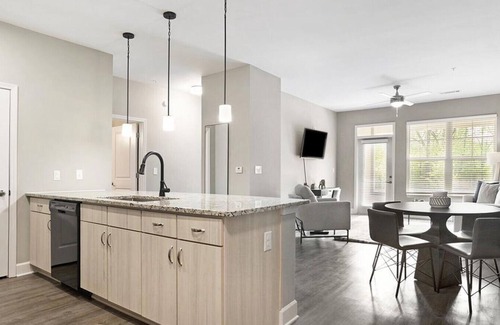 Paw Creek Apartment | Landing at Eleven240 - 1 Bedroom in Wedgewood