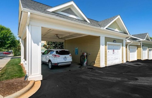 Mint Hill Apartment | Landing at Hawthorne at the Greene - 1 Bedroom in Bradfield Farms