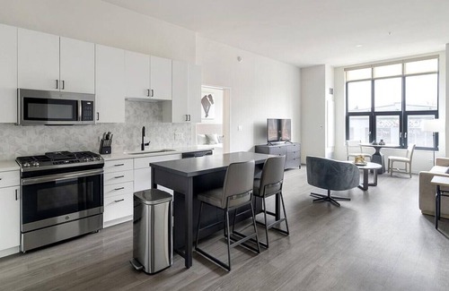 Logan Square Apartment | Landing at Logan Apartments - Studio in Logan Square