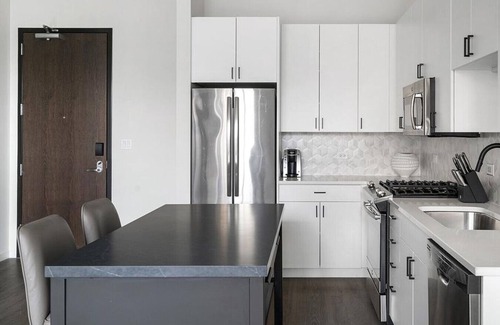 Logan Square Apartment | Landing at Logan Apartments - Studio in Logan Square