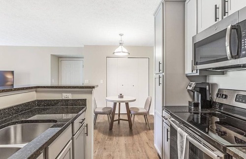 Lewis Center Apartment | Landing at Oak Creek at Polaris - 1 Bedroom in Downtown Columbus