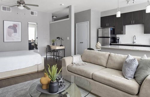 Terrell Heights Apartment | Landing at Republic at Alamo Heights - Studio in Uptown