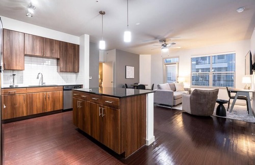 Terrell Heights Apartment | Landing at Republic at Alamo Heights - 2 Bedrooms in Uptown