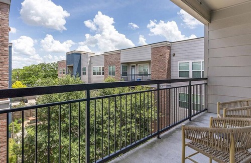Terrell Heights Apartment | Landing at Republic at Alamo Heights - 2 Bedrooms in Uptown