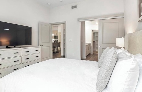 Near East Side Apartment | Landing at Rivera on Broadway - 1 Bedroom in Downtown
