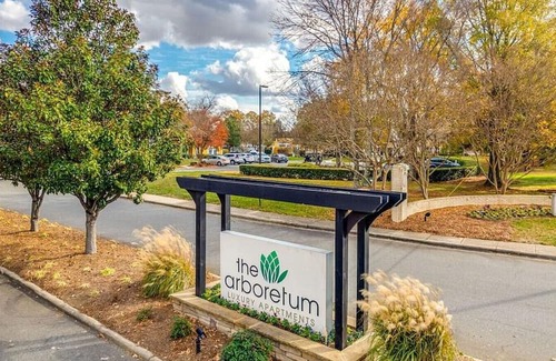 Charlotte Apartment | Landing at The Arboretum - 2 Bedrooms in Oxford Hunt