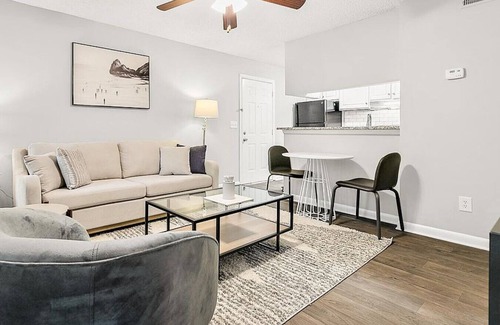 New Irving Park Apartment | Landing at The Pointe at Irving Park Apartment Homes - 1 Bedroom in New Irving Park