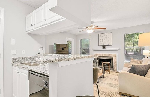 New Irving Park Apartment | Landing at The Pointe at Irving Park Apartment Homes - 1 Bedroom in New Irving Park