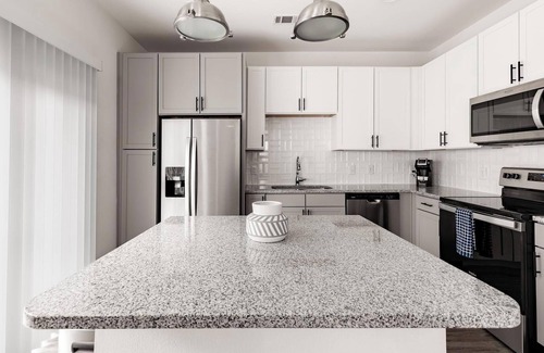 Fort Worth Apartment | Landing | Beautiful 1BD, Yoga Studio, Pool