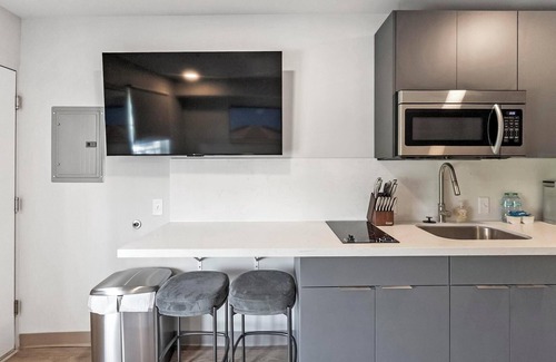 Hermitage Apartment | Landing | Beautiful Studio in Downtown Hermitage