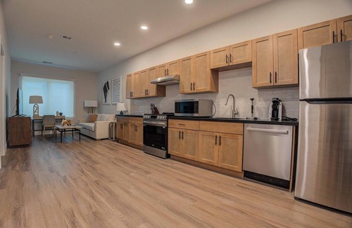 Kensington Apartment | Landing | Beautiful 1BD, Rooftop Lounge, Gym