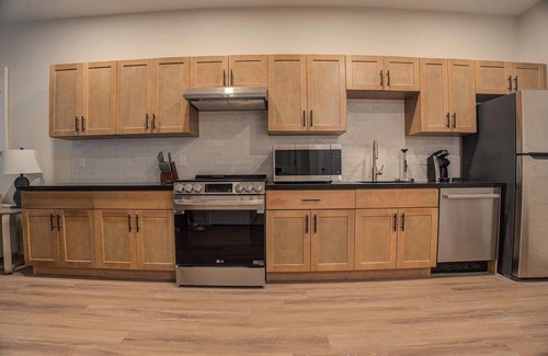 Kensington Apartment | Landing | Beautiful 1BD, Rooftop Lounge, Gym