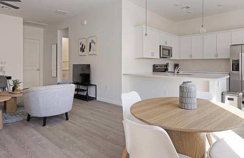 Oro Valley Apartment | Landing | Chic 2BD, Pool