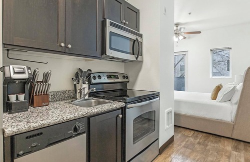 Pearl District Apartment | Landing | Chic Studio, Gym, Courtyard