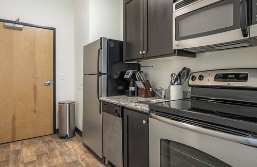 Pearl District Apartment | Landing | Chic Studio, Gym, Courtyard
