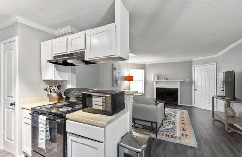 Grand Prairie Apartment | Landing | Incredible 2BD, Tennis Court, Gym