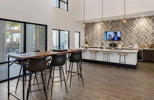 San Marco Apartment | Landing | Incredible 1BD, Pool, Gym