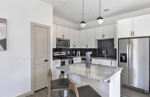 Fort Worth Apartment | Landing | Modern 1BD, Gym, Pool