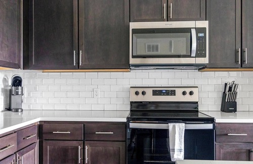 Palmetto Apartment | Landing | Modern 2BD, Pool, Yoga Studio