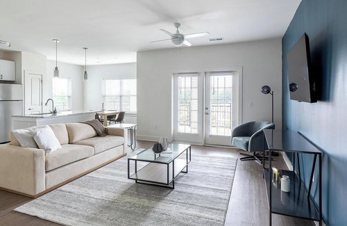 Athens Apartment | Landing | Modern 3BD, Gym, Yoga Studio