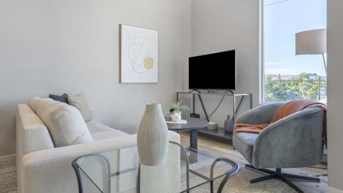 Old Southwest Apartment | Landing Modern Apartment with Amazing Amenities (ID9653X86)