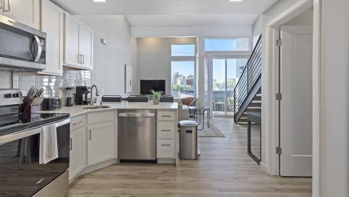 Old Southwest Apartment | Landing Modern Apartment with Amazing Amenities (ID9653X86)