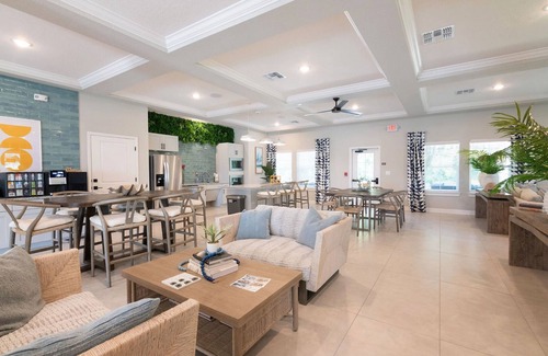 Newberry Apartment | Landing | Spectacular 1BD, Pool, Gym