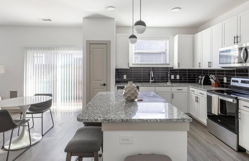 Fort Worth Apartment | Landing | Spectacular 2BD, Gym, Pool