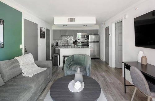 Green Hills Apartment | Landing | Stunning 1BD, Pool, Gym