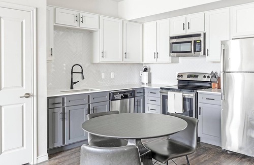 Kessler Apartment | Landing | Stunning 2BD, Gym, Pool