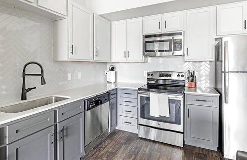 Kessler Apartment | Landing | Stunning 2BD, Gym, Pool