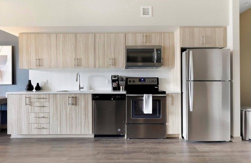 Northwest Portland Apartment | Landing | Stylish 1BD, Courtyard, Rooftop Lounge