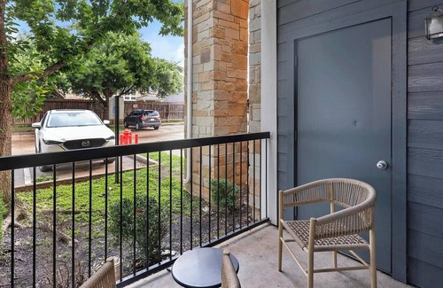 Richmond Apartment | Landing | Stylish 1BD, Gym, Pool