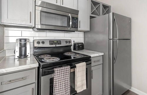 Briarforest Apartment | Landing | Stylish 1BD, Pool, Gym