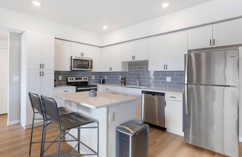 Townsite Apartment | Landing | Stylish 1BD, Rooftop Lounge, Pool