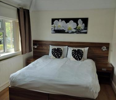 Langley Marish House | Langley House 5 mins from langley train station