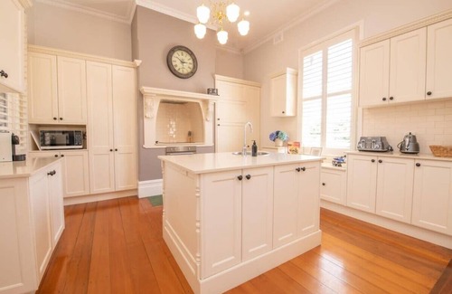 Orange House | Lansdowne - Grand Byng St Heritage Home in CBD