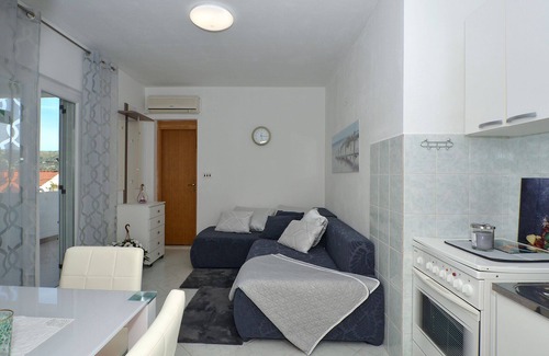Poljica Apartment | LANTERNA - cozy apartment for 6+2 persons, only 60m from the pebble beach