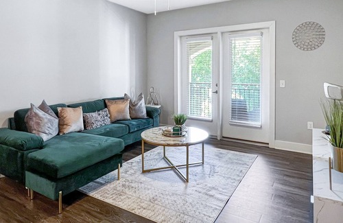 Summerville Apartment | Lap of Luxury One Bedroom Apt ** Free WiFi/Cable**