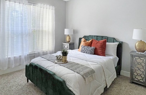 Summerville Apartment | Lap of Luxury One Bedroom Apt ** Free WiFi/Cable**