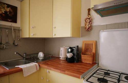 Montfavet Apartment | LaPetite Maison Abigail, Peaceful home in Avignon