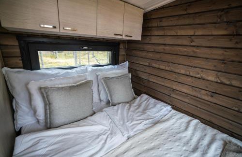 Kolari Ski Chalet | Lapland Riverside Cabin 7 PUOLUKKA, Ylläs, Tiny Home with Sauna, Fireplace, Terrace, BBQ, Wifi, Ski, Fishing, Pets OK