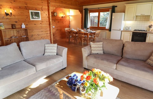 Market Rasen Cabin | LAPWING LODGE, pet friendly, with a garden in Bardney