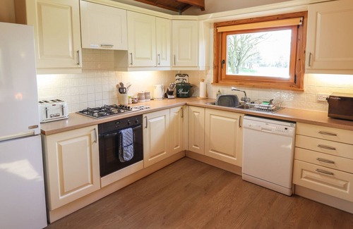 Market Rasen Cabin | LAPWING LODGE, pet friendly, with a garden in Bardney