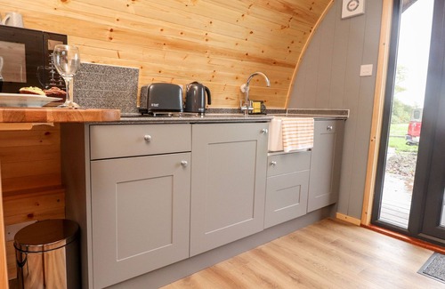 Knott End-on-Sea Cottage | LAPWING LODGE, romantic, with hot tub in Lancaster