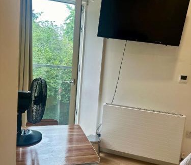 Lambeth House | Lara's Ensuite Double Room