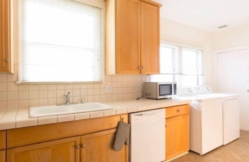 Larchmont House | Larchmont Village Hancock Park Hollywood 4 bedroom 3BA duplex Centrally located