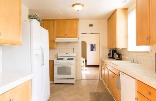 Larchmont House | Larchmont Village Hancock Park Hollywood 4 bedroom 3BA duplex Centrally located