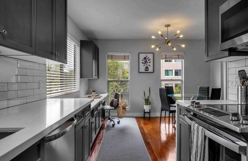 Greater Wilshire - Hancock Park Condo | Larchmont Village Modern Large Apt W/D and Pool