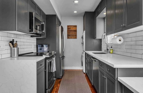 Greater Wilshire - Hancock Park Condo | Larchmont Village Modern Large Apt W/D and Pool